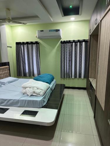 Sreenilayam Luxury Stay Homes في راجاموندري: غرفة بسريرين في غرفة