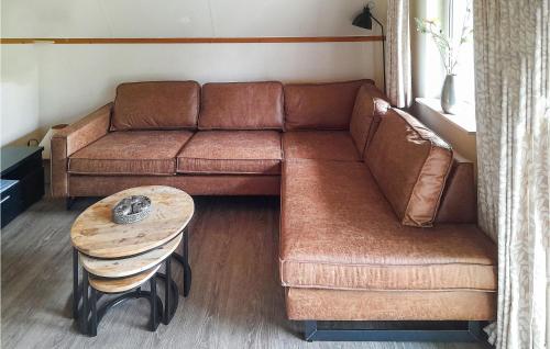 ein braunes Sofa im Wohnzimmer mit einem Tisch in der Unterkunft 3 Bedroom Beautiful Home In Gramsbergen in Gramsbergen