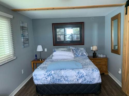 1 dormitorio azul con 1 cama con 2 almohadas en Hay Bay Hideaway 