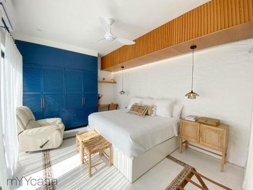 a bedroom with a bed and a blue wall at House with Pool in Sector Bahia, Close to the Beach - Casa Amalia in San Carlos