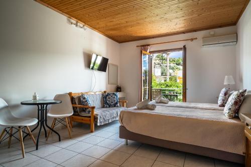 En eller flere senge i et værelse på Marketos studio 2