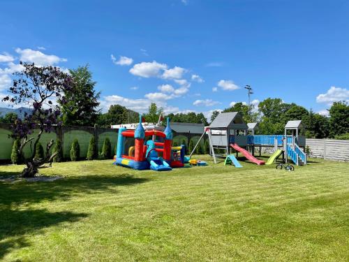 een park met een speeltuin met speeltoestellen bij Villa Śnieżka in Kowary