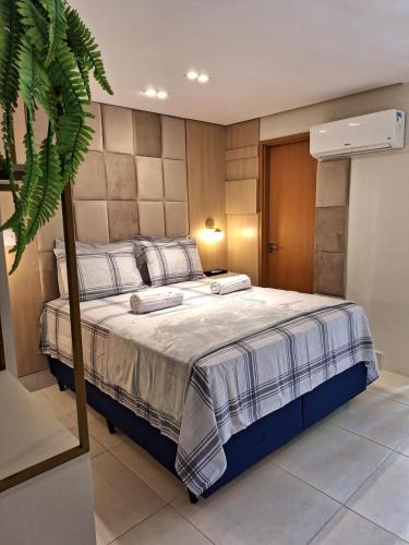 a bedroom with a large bed in a room at Aconchegante apartamento studio em Bananeiras in Bananeiras