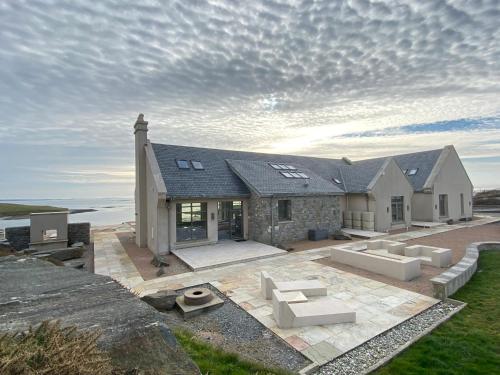 ein großes Haus mit Sofas davor in der Unterkunft Seabrook Lodge Clifden Connemara in Clifden