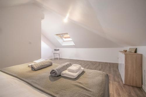 Zimmer im Dachgeschoss mit 2 Handtüchern auf einem Bett in der Unterkunft Villa Fleur de Sable in Le François