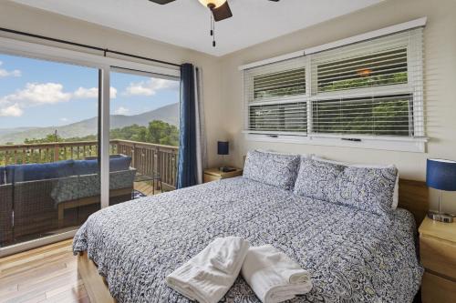 Un dormitorio con una cama y una ventana grande. en Morning Glory, en Seven Devils