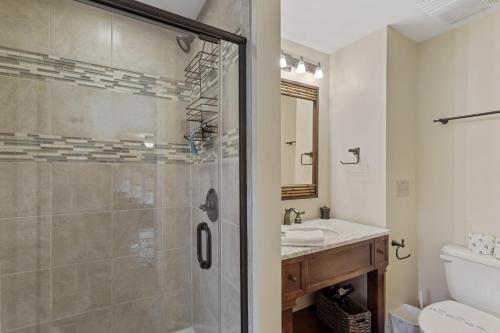 un baño con ducha y lavabo en Morning Glory, en Seven Devils
