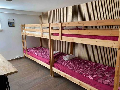 Un dormitorio con dos literas con sábanas moradas. en Close to Centrum, beach and subway, en Copenhague