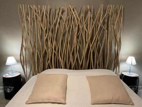 sypialnia z łóżkiem z dwoma lampami na stołach w obiekcie BLACK CANE LODGE w mieście Saint-Claude