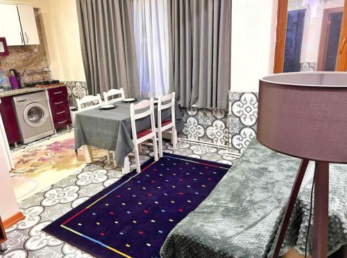 uma sala de jantar com uma mesa e cadeiras num quarto em LÎLAV Home Taksim 1 em Istambul