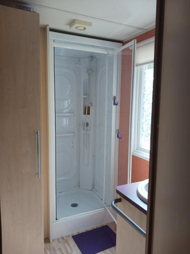 une salle de bain avec douche et lavabo dans l'établissement MH 287 à LA TREMBLADE, à La Tremblade