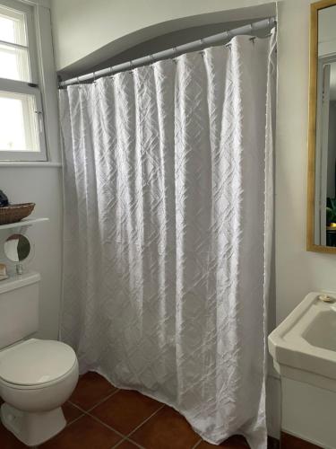 Bilik mandi di Hôtel Le Rustique