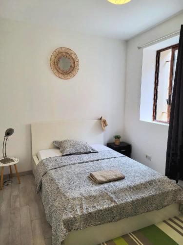 une chambre avec un lit et un miroir au mur dans l'établissement Magnifique demeure de charme !, à Torreilles