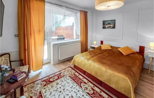 コウォブジェクにある1 Bedroom Stunning Apartment In Kolobrzegのベッドルーム1室(ベッド1台、大きな窓付)