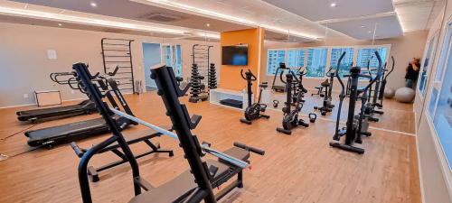 un gimnasio con un montón de equipos de ejercicio. en Apartamento Blend 1160-A, en Goiânia