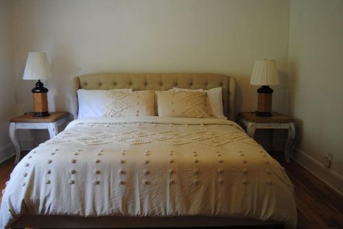 En eller flere senge i et værelse på Greensboro Downtown House