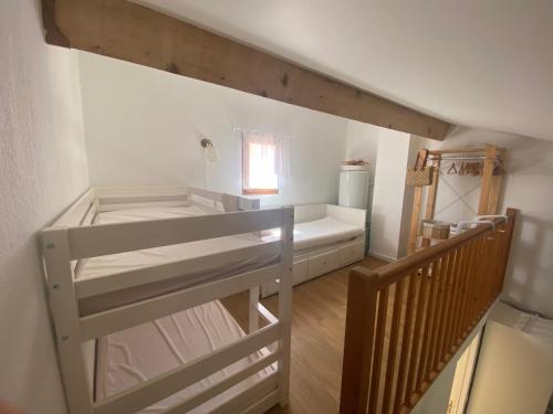 - une chambre avec 2 lits superposés et un escalier dans l'établissement Pavillon 20m de la plage des ayguades, à Gruissan
