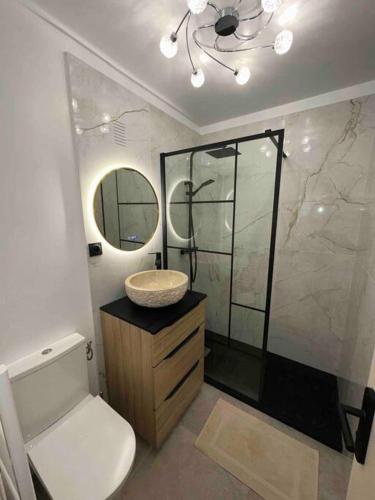 une salle de bain avec un lavabo, des toilettes et un miroir dans l'établissement Studio avec terrasse au centre de Saint-Tropez, à Saint-Tropez
