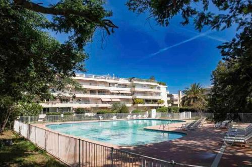 a swimming pool in front of a building at Appartement au centre de Saint-tropez avec terrasse in Saint-Tropez