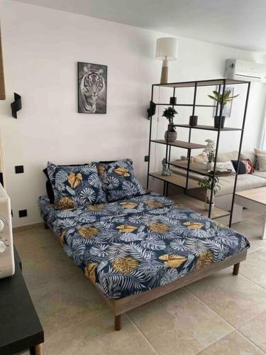 - un canapé dans le salon avec un lit dans l'établissement Studio avec terrasse au centre de Saint-Tropez, à Saint-Tropez