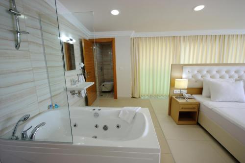 Et badeværelse på Dragut Point North Hotel - All Inclusive