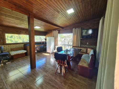 Χώρος καθιστικού στο Alpes dos anjos Canela rs chalé luxo Wi-Fi SPLIT COZINHA perto do centro