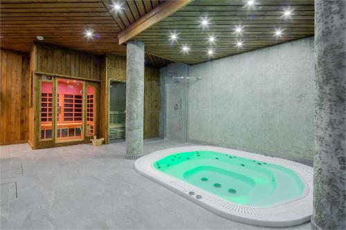 a jacuzzi tub in the middle of a room at Górskie Szczyty Apart & SPA Apartament 2 Sauna Jacuzzi i Parking w cenie in Zakopane