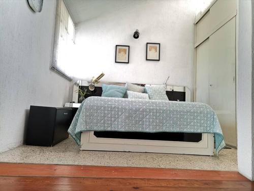 una camera da letto con un letto e uno specchio sul muro di Casa familiar equipada en La Tampiquera a Boca del Río