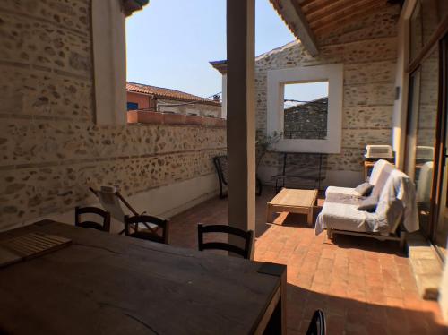 un patio al aire libre con mesa y sillas en splendide maison catalane renovee avec grande terrasse et garage en Torreilles