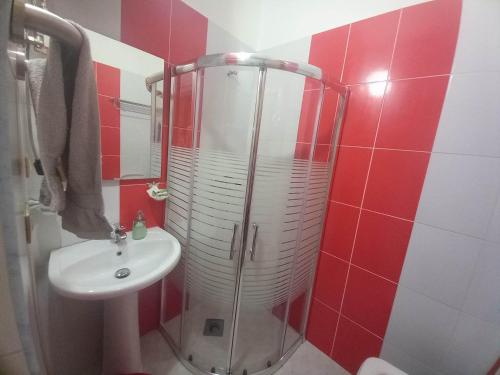 een badkamer met een douche en een wastafel bij Appartamento per vacanze estive in Vlorë