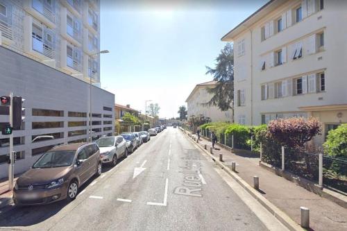 une rue avec des voitures garées sur le côté d'un bâtiment dans l'établissement 3 Pièces proche mer et aéroport, à Nice