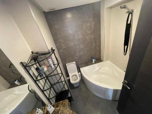 a bathroom with a tub and a toilet and a sink at APPARTEMENT HAUT STANDING proche gare casa voyageur in Casablanca