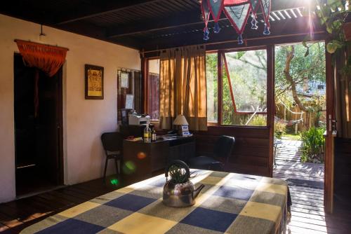 um quarto com uma mesa, uma secretária e uma janela em Cabañas PATALSUELO em Barra de Valizas