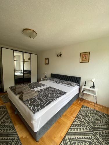 Giường trong phòng chung tại Capital Apartments Visoko