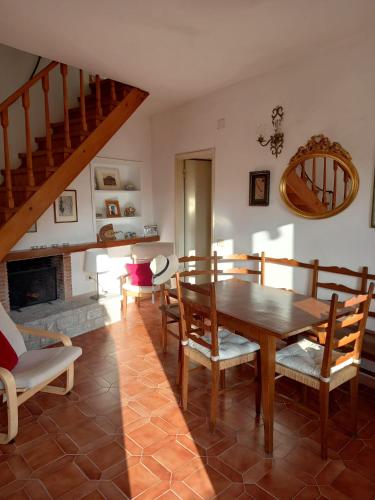 un salon avec une table et des chaises en bois dans l'établissement Nora's House Elba Island, à Marciana