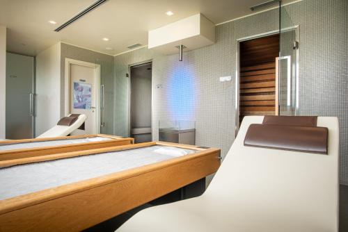 コルトーナにあるResort Borgo Syrahのベッドルーム(大型ベッド1台付)、バスルームが備わります。