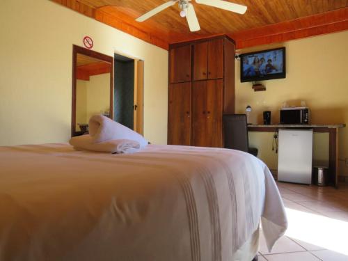 Katil atau katil-katil dalam bilik di Kgatholoha guest house