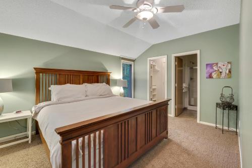 Schlafzimmer mit einem großen Bett und einem Deckenventilator in der Unterkunft Harbor Cove's Scenic Solitude in Harbor Springs