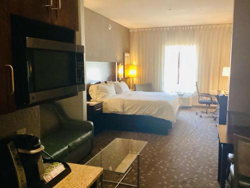 เตียงในห้องที่ Holiday Inn Express Hotel and Suites Saint Robert, an IHG Hotel