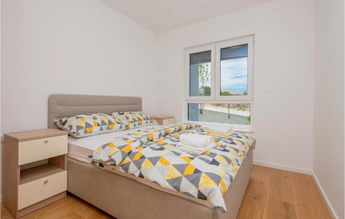 - une chambre avec un lit et une fenêtre dans l'établissement Gorgeous Apartment In Makarska With Wifi, à Makarska