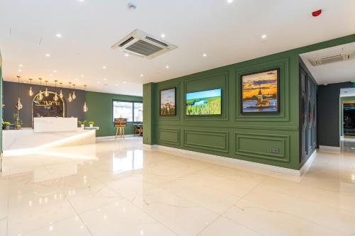 Pokój z zielonymi ścianami i białymi podłogami wyłożonymi kafelkami w obiekcie Mardy Suit Hotel w Stambule