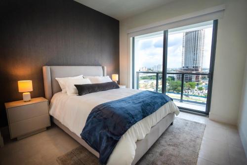 um quarto com uma cama grande e uma janela grande em Smart Brickell Hotel em Miami