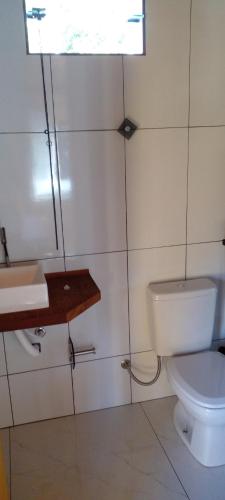 a bathroom with a toilet and a sink at Chale brilho do sol in Visconde De Maua