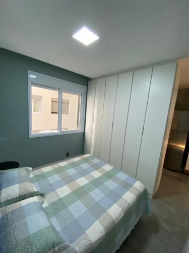 a bedroom with a bed and a window at Studio - Embaré - Santos, frente ao mar in Santos