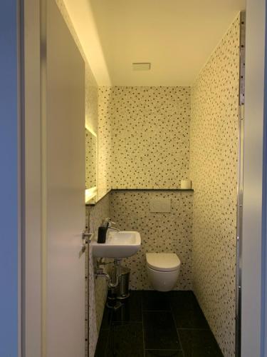 Ένα μπάνιο στο Mosaikhaus Smart Home
