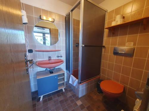 ein Bad mit einem roten Waschbecken und einer Dusche in der Unterkunft Ferienhaus-Schönwald, 2 Schlafzimmer, Küche, Dachterrasse, Balkon App24 in Schönwald