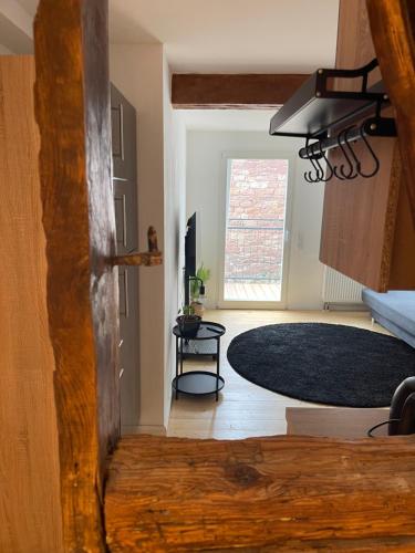 uma sala de estar com um tapete e uma janela em Tiny GetAway in Eberbach im Odenwald bei Heidelberg em Eberbach