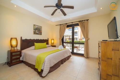 1 dormitorio con 1 cama y TV de pantalla plana en Bahia Encantada beach front proyect, Jaco Paradise en Jacó