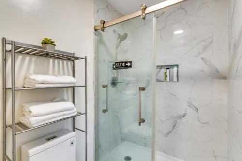 baño con ducha y puerta de cristal en Spacious Milton Vacation Rental with Pond On-Site, en Milton