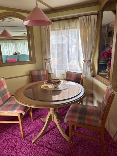 a dining room with a table and chairs at Dovolená v Mobilheimu in Klec
